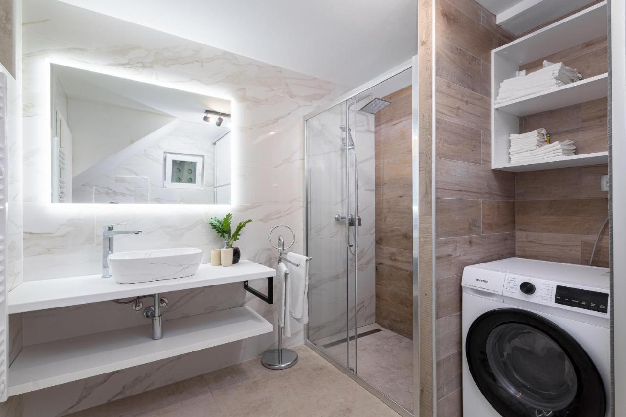 Apartment Ena Near Pula Amphitheater Bagian luar foto